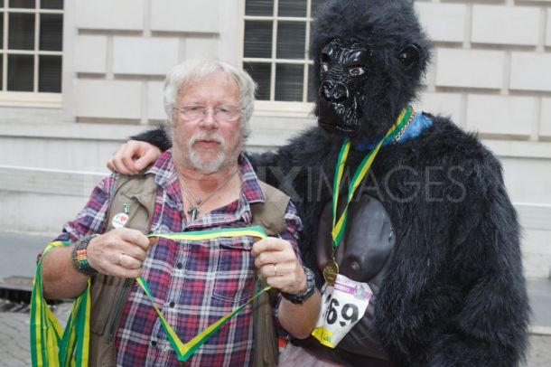 Nhà báo, nhà tự nhiên học Bill Oddie đã đích thân tới trao huy chương cho những người tham gia cuộc chay đua, tuần hành bảo vệ cuộc sống muôn loài “Great Gorilla Run 2011”.